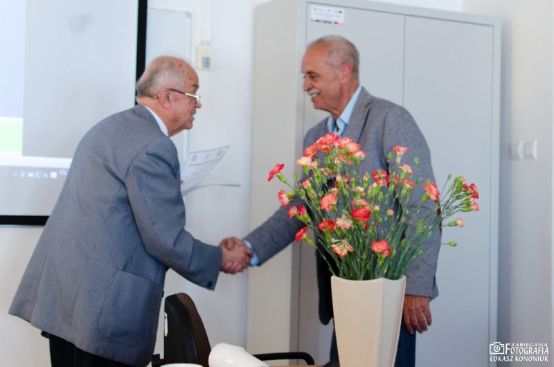 Вручение сертификата участника конференции