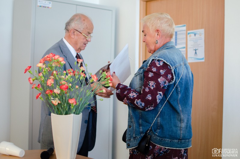 Вручение сертификата участника конференции